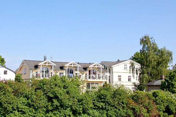 Exterior - Directly behind the dune, with balcony and sea view - Strandvilla Böck FeWo 15 - (Glowe)