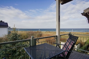 A balcony with a view of the sea, a chair, and a table. - Right behind the dune, with a balcony and a view of the sea - Strandvilla Böck FeWo 15 - (Glowe)