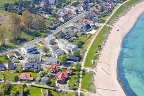 Exterior - Directly behind the dune, with balcony and sea view - Strandvilla Böck FeWo 15 - (Glowe)