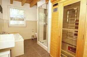 Ein Badezimmer mit Dusche, Waschbecken und Toilette.
