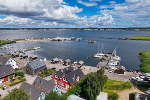 Un village côtier doté d’un port de plaisance, de maisons et d’un quai.