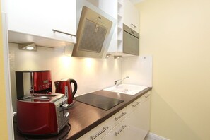 A compact kitchen with a toaster, kettle, and a built-in oven. - Near the beach, vacation apartment with sauna and pool - Strandr.BaabeFeWo1.29 (Baabe)