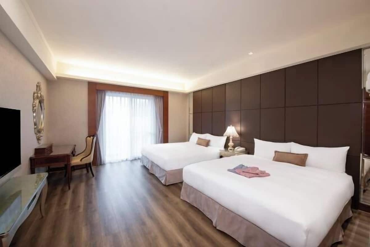 1 bedroom, down duvets, in-room safe, blackout curtains