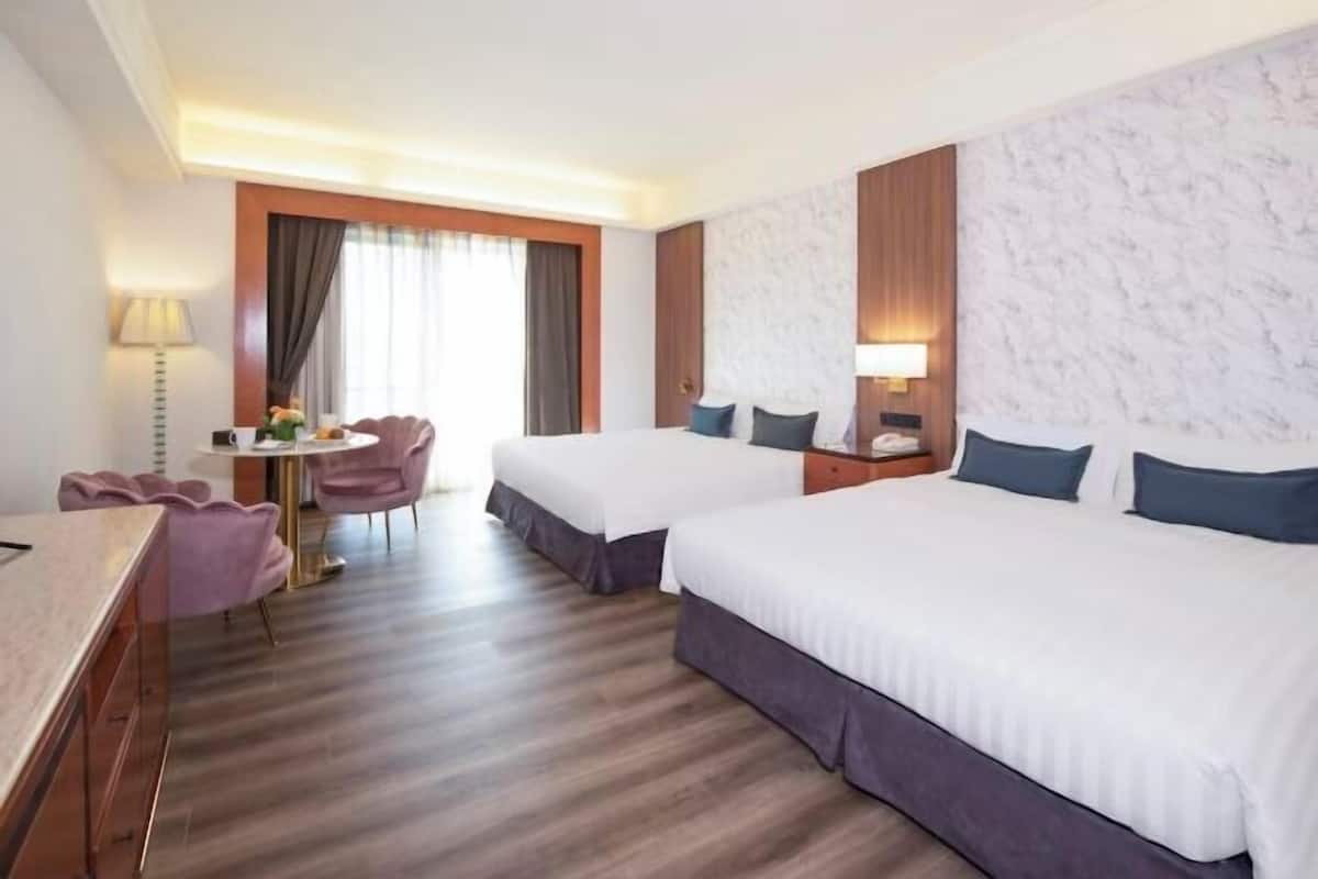 1 bedroom, down duvets, in-room safe, blackout curtains