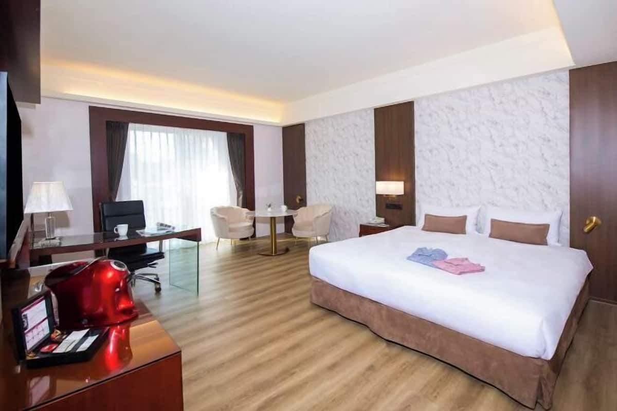 1 bedroom, down duvets, in-room safe, blackout curtains