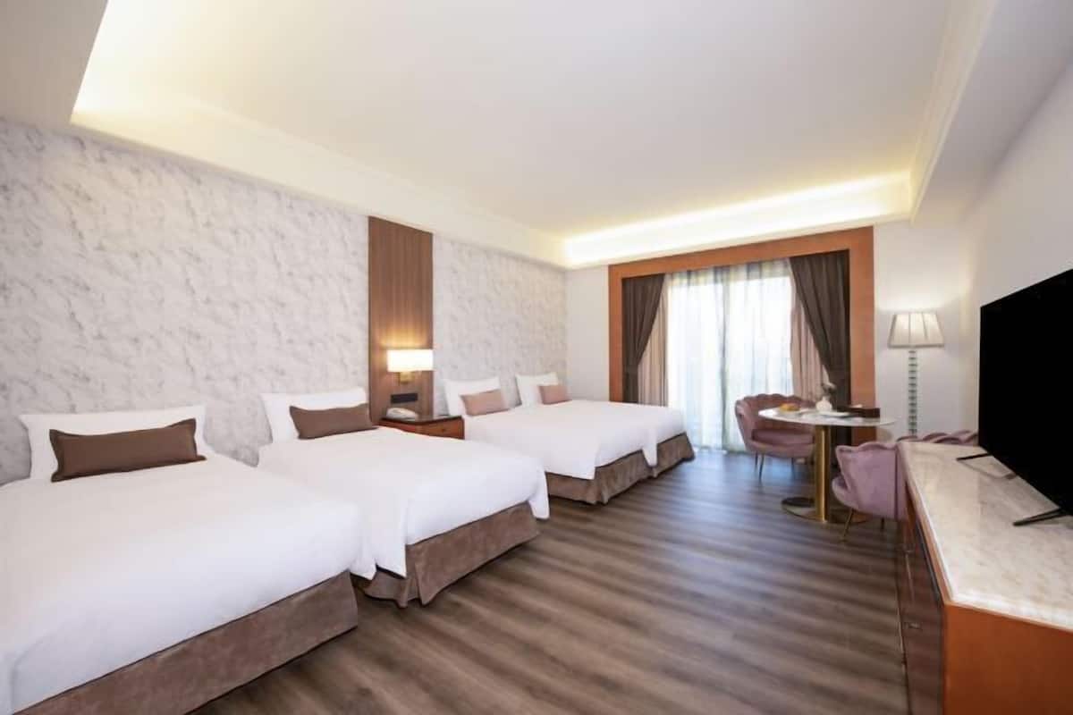 1 bedroom, down duvets, in-room safe, blackout curtains