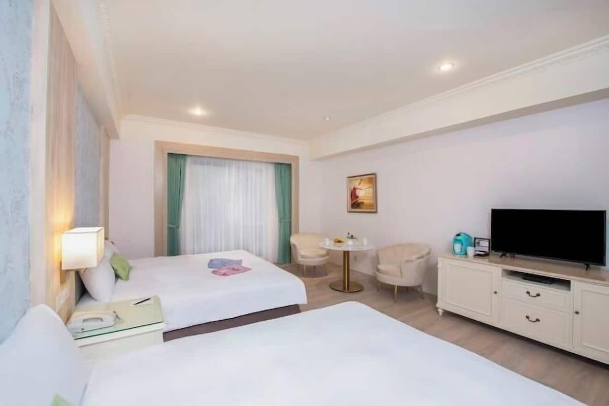 1 bedroom, down duvets, in-room safe, blackout curtains