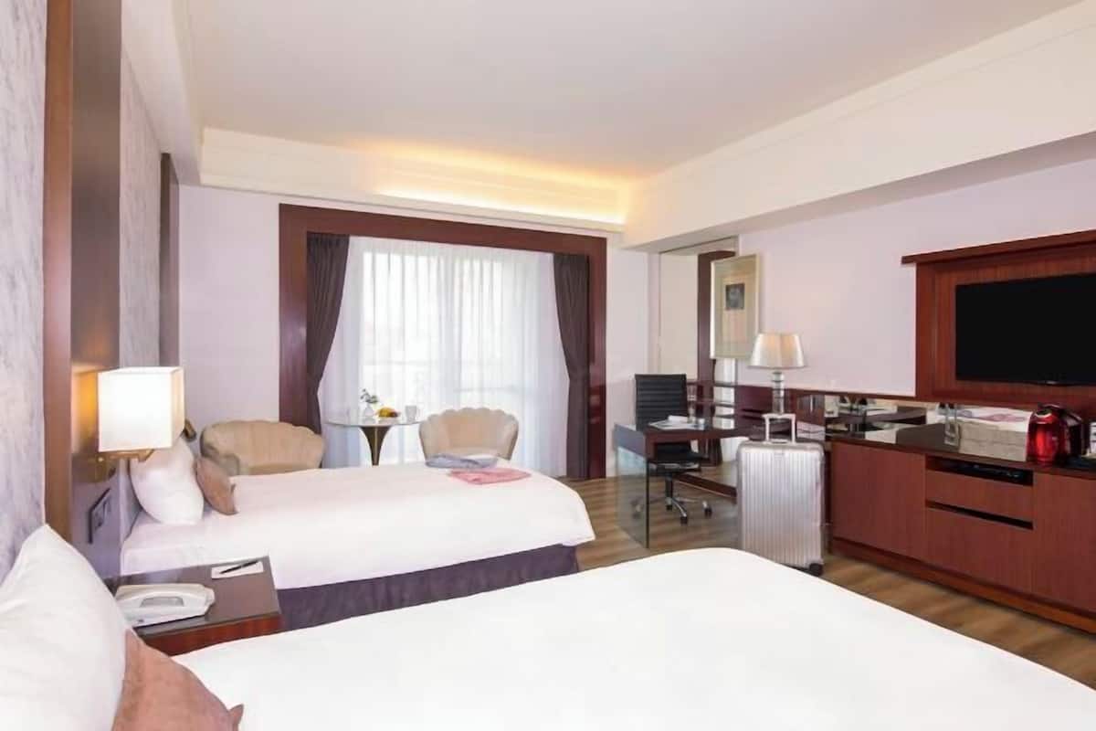 1 bedroom, down duvets, in-room safe, blackout curtains
