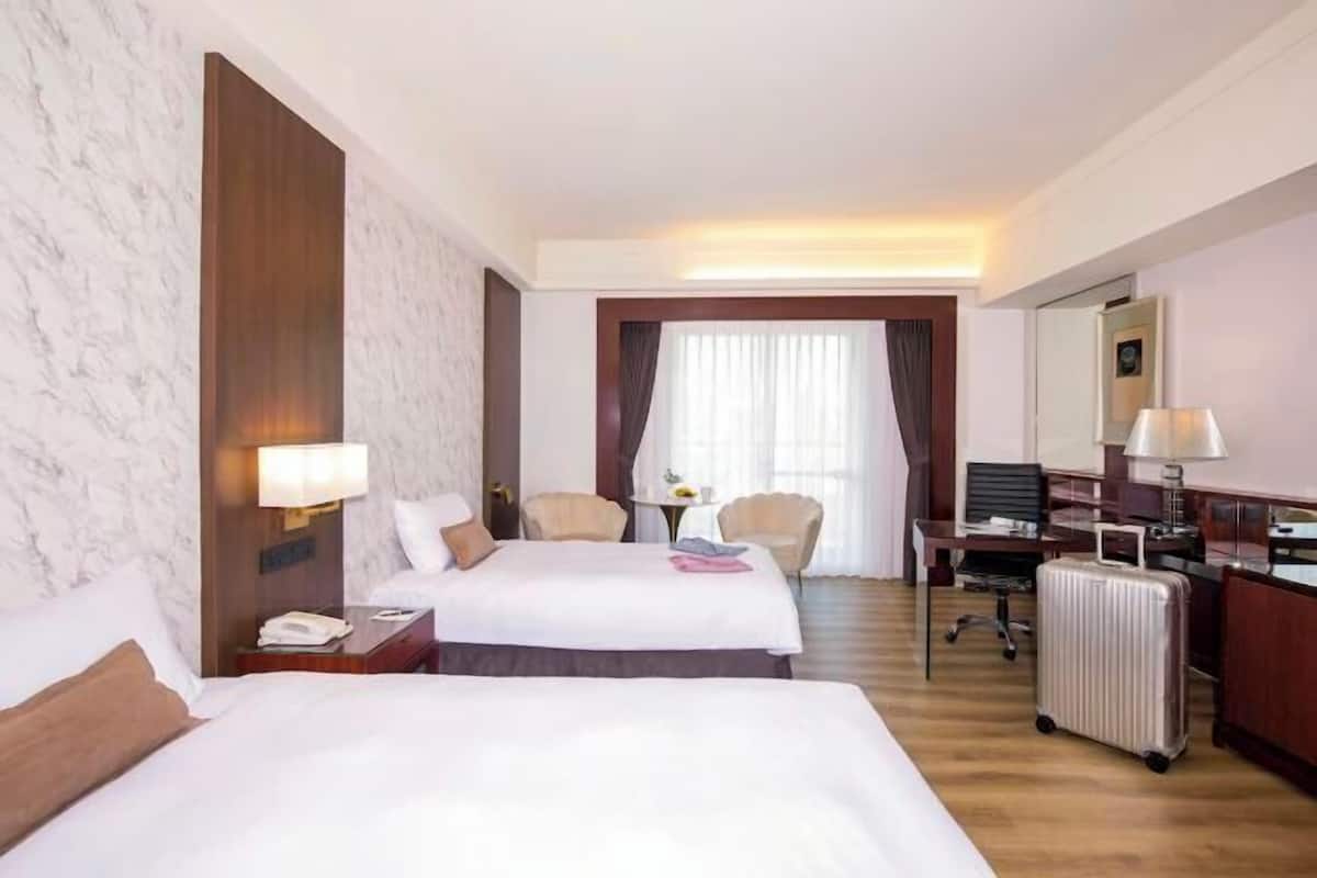 1 bedroom, down duvets, in-room safe, blackout curtains