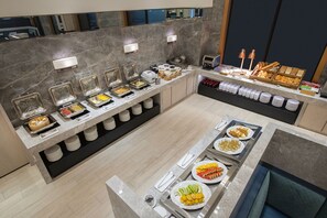 2 restaurants; breakfast, lunch, and dinner served - Hamp Court Palace Taipei (Taipei)