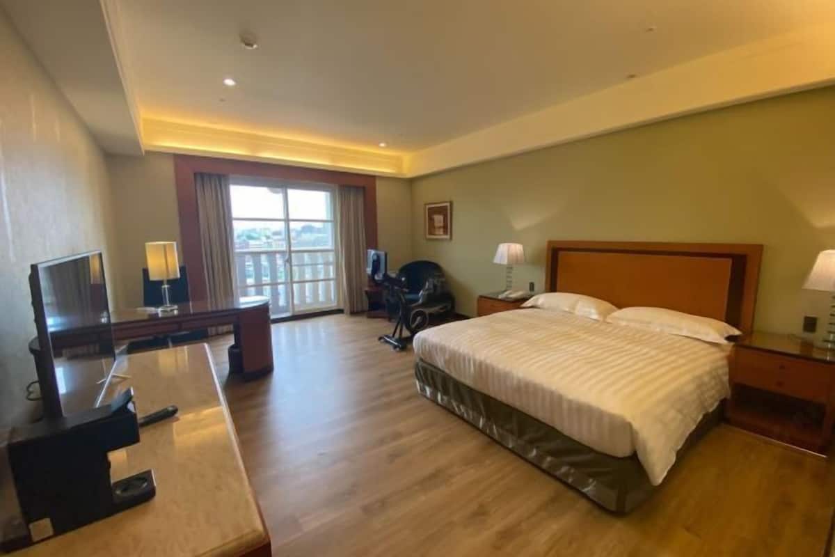 1 bedroom, down duvets, in-room safe, blackout curtains