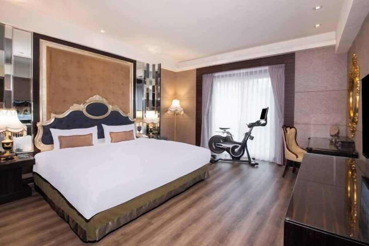 1 bedroom, down duvets, in-room safe, blackout curtains