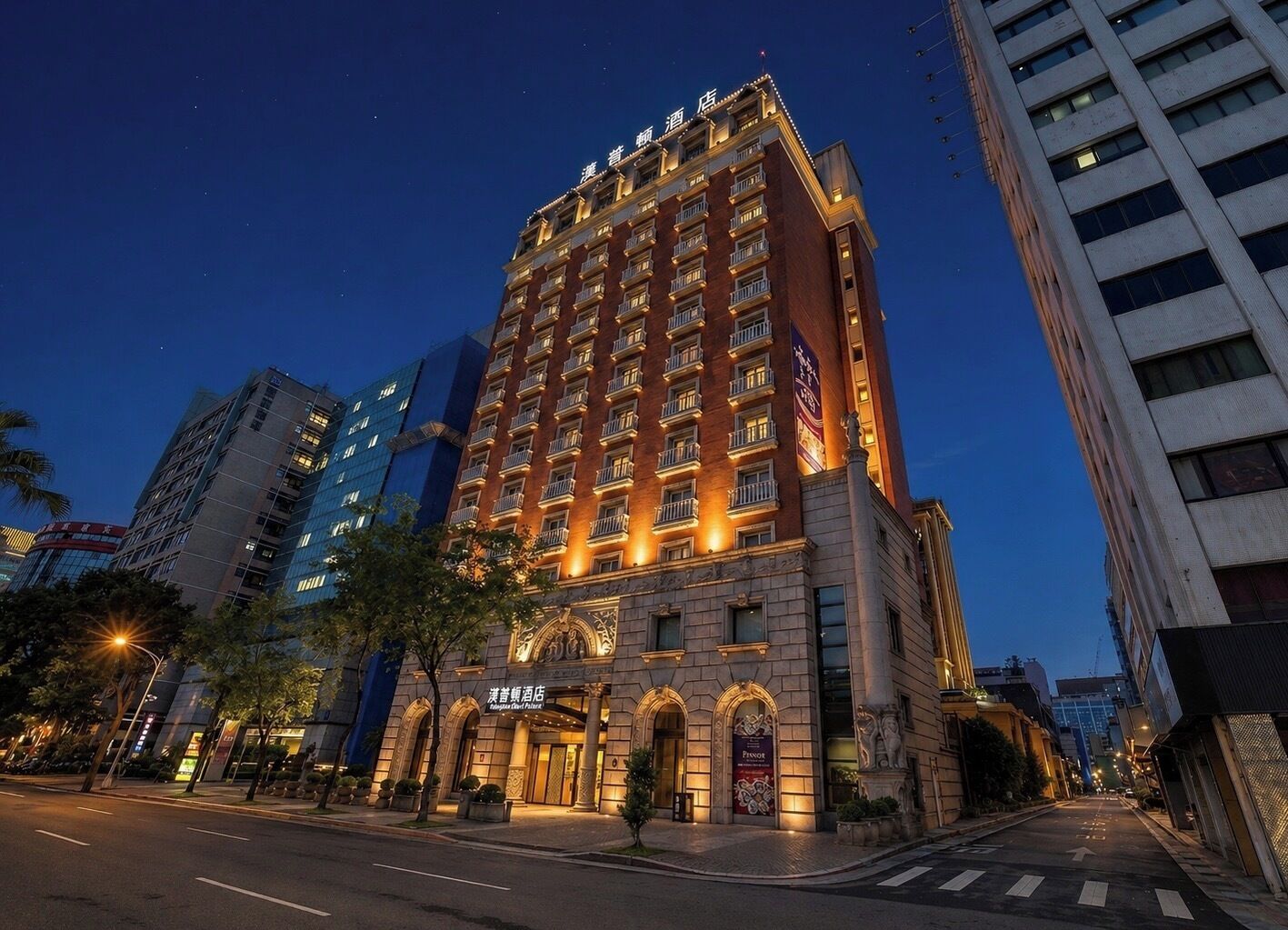 Bagian depan properti - sore/malam