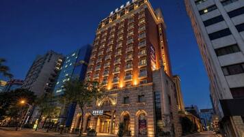 Bagian depan properti - sore/malam