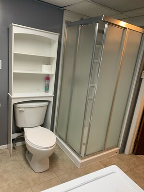 Combinazione doccia/vasca, asciugamani, sapone, carta igienica