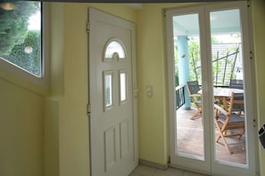 A door leading to a covered patio with a table and chairs. - F-1042 Enna Vacation Apartment - Enna Vacation Apartment F-1042 Apartment 01 (Sellin)