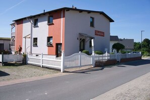 A two-story building with a sign reading "Maiglöckchen" on the front. - Haus Maiglöckchen F-1016 Wohnung 03 - F-1016 Haus Maiglöckchen (Göhren)