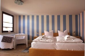 Una habitación de hotel con cama, escritorio y silla.
