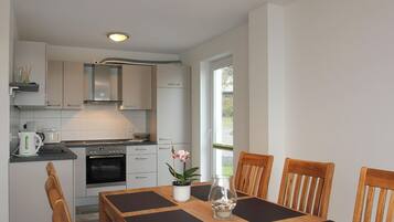 Fridge, oven, stovetop, dishwasher