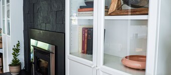 Close to downtown Oregon City, King Bed, Fire Pit, fireplace and a huge backyard