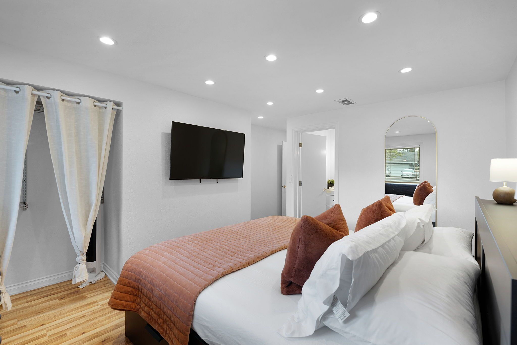 4 bedrooms, desk, iron/ironing board, travel crib