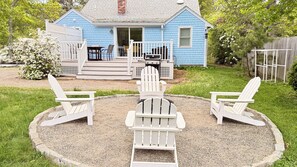 Outdoor dining - Walk to bay-side beach from this updated, cozy Cape Cod getaway (Eastham)