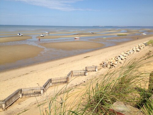 Walk to bay-side beach from this updated, cozy Cape Cod getaway