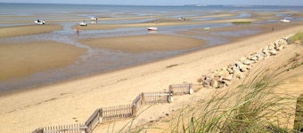 Walk to bay-side beach from this updated, cozy Cape Cod getaway