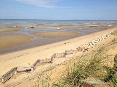 Walk to bay-side beach from this updated, cozy Cape Cod getaway
