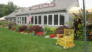 Un edificio con un letrero que dice 'Lobster & Clam Bar'.