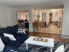 TV connectée, lecteur de DVD, livres