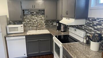 Fridge, microwave, stovetop, dishwasher