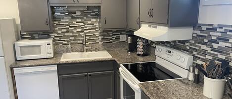 Een koelkast, een microgolfoven, een kookplaat, een vaatwasser