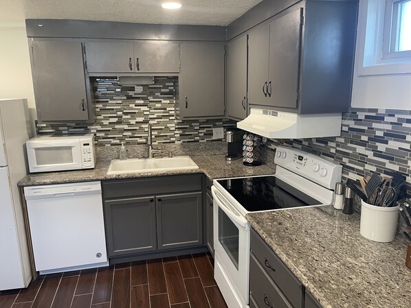 Réfrigérateur, micro-ondes, plaque de cuisson, lave-vaisselle