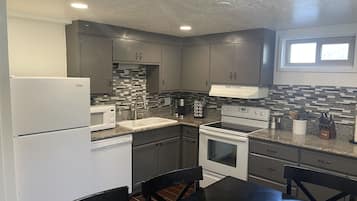 Fridge, microwave, stovetop, dishwasher