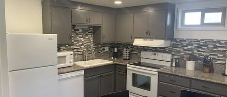 Fridge, microwave, stovetop, dishwasher