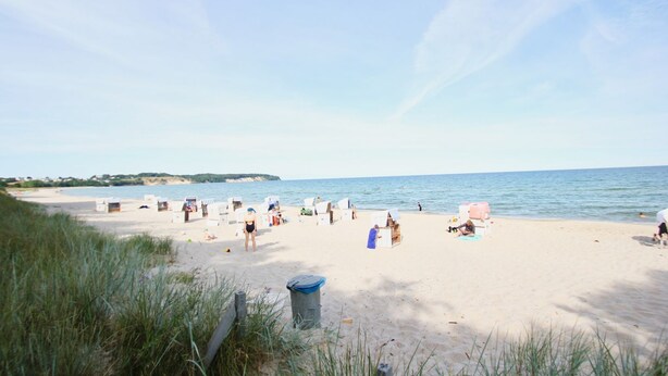 Beach - Modern vacation apartment with private terrace - Haus Inselwind FeWo MEERglück - (Gager)