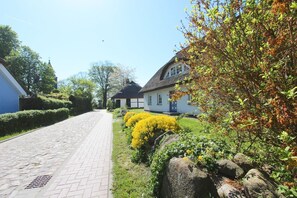Property grounds - Modern vacation apartment with private terrace - Haus Inselwind FeWo MEERglück - (Gager)