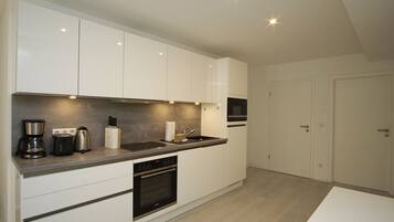 Kühlschrank, Mikrowelle, Ofen, Herdplatte