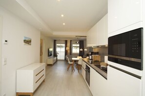 Een koelkast, een microgolfoven, een oven, een kookplaat