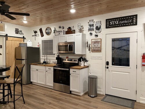 Woodcutter Cabin at Copperas Creek with Fenced Yard
