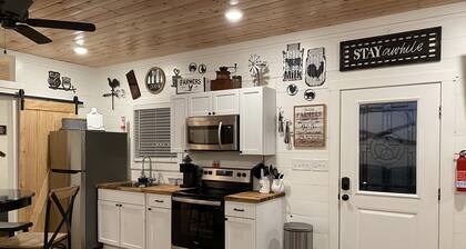 Woodcutter Cabin at Copperas Creek with Fenced Yard