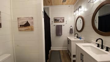 Combined shower/tub, hair dryer, towels