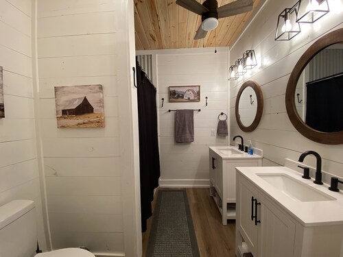 Woodcutter Cabin at Copperas Creek with Fenced Yard