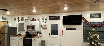 Woodcutter Cabin at Copperas Creek with Fenced Yard