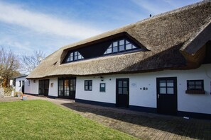 Unclassified image, 3 of 30, button - Close to the sea, quiet location, use of swimming pool and sauna - Haus Büdnerstube apartment 4 (Middelhagen)