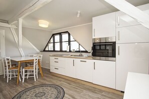 Frigorifero, forno, piano cottura, lavastoviglie