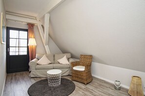 Unclassified image, 2 of 29, button - Close to the sea, quiet location, use of swimming pool and sauna - Haus Büdnerstube FeWo 5 (Middelhagen)