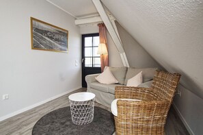 Unclassified image, 3 of 29, button - Close to the sea, quiet location, use of swimming pool and sauna - Haus Büdnerstube FeWo 5 (Middelhagen)