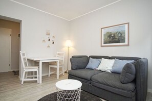 TV, stereo - Close to the sea, quiet location, use of swimming pool and sauna - Haus Büdnerstube FeWo 2 (Middelhagen)